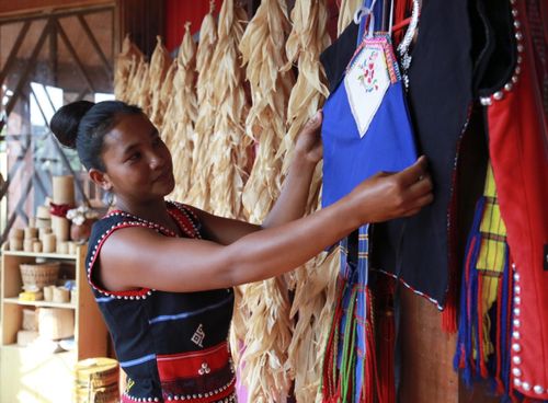 云南西盟:创新民族纺织工艺助佤族村民增收_图片新闻_中国政府网